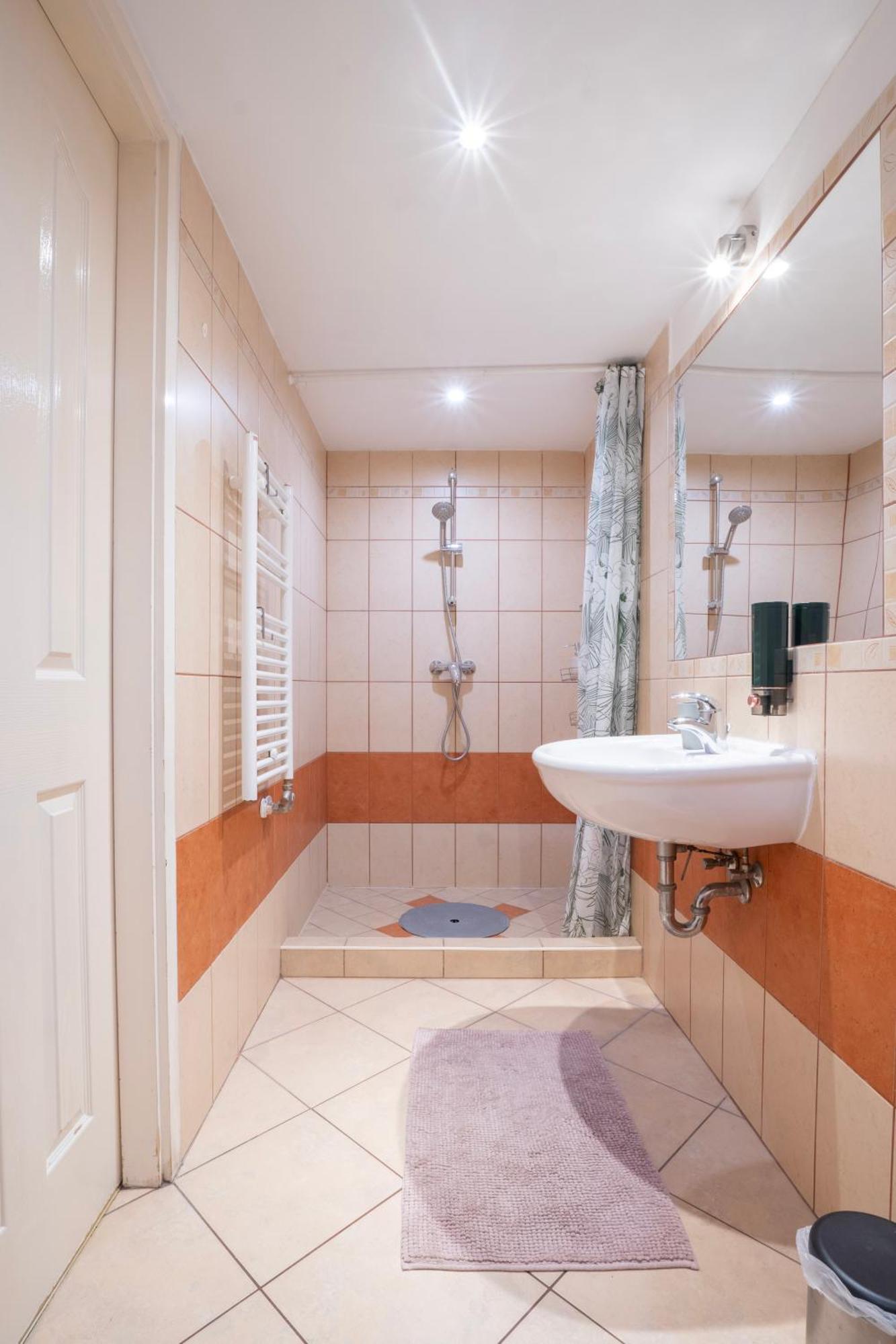 Cedar Inn Budapest - Palace District Ngoại thất bức ảnh